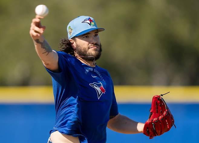 Toronto Blue Jays pitcher Cody Ponce makes a throw to first base during spring training baseball in Dunedin, Fla., Monday, Feb. 16, 2026. (Frank Gunn/The Canadian Press via AP) MANDATORY CREDIT







<저작권자(c) 연합뉴스, 무단 전재-재배포, AI 학습 및 활용 금지>