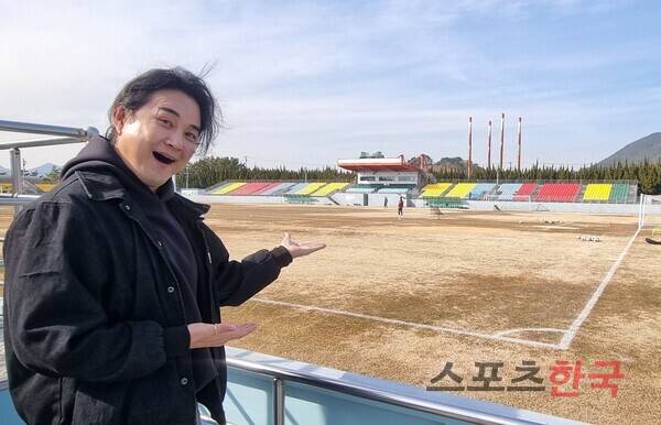 광주FC 열혈 팬인 가수 조빈 씨. ⓒ스포츠한국 김성수 기자