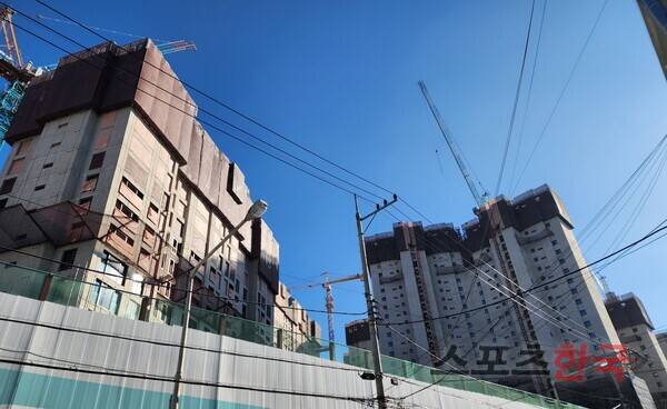 서울 시내 아파트 신축 공사 현장 ⓒ홍여정 기자