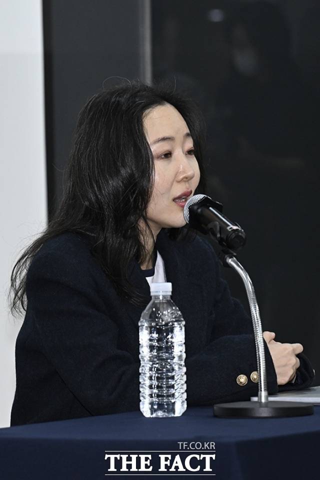 민희전 오케이레코즈 대표(전 어도어 대표)가 25일 오후 서울 종로구 교원챌린지홀에서 열린 기자회견에 참석해 법적 갈등 관계에 있는 하이브 측에 "풋옵션 256억 포기할 수 있다"는 의사를 밝혔다. /송호영 기자