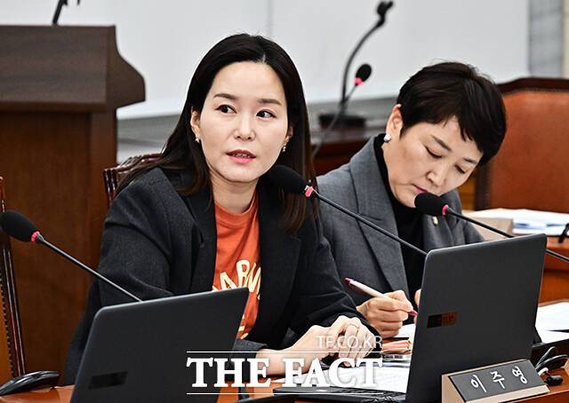 이주영 개혁신당 의원(왼쪽)이 26일 오전 서울 여의도 국회에서 열린 보건복지위원회 전체회의에 참석해 의사진생 발언을 하고 있다. /국회=배정한 기자