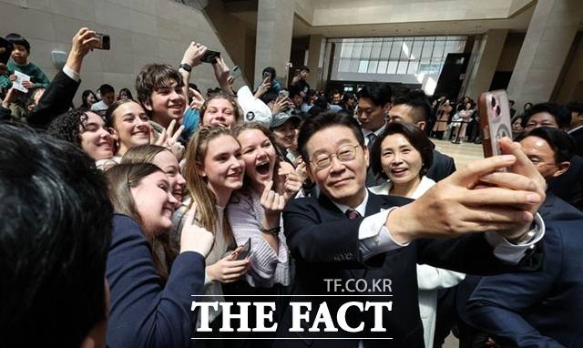 이재명 대통령이 26일 국립중앙박물관 '우리들의 이순신' 특별전을 관람한 뒤 관광객들과 셀카를 찍고 있다. /뉴시스