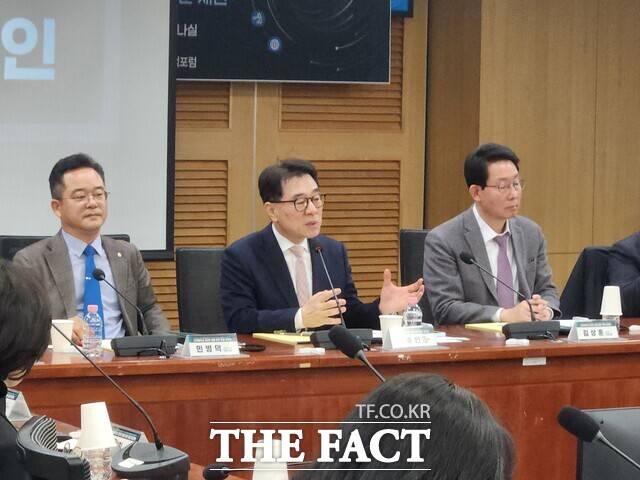 26일 오후 서울 여의도 국회의원회관에서 열린 '디지털자산 2단계 입법 방향 점검 토론회'에서 여야 의원들이 스테이블코인 '은행 51%룰'과 가상자산 거래소 대주주 지분 제한 규제에 대해 한목소리로 우려를 표하며 속도감 있는 입법을 촉구하고 있다. /박지웅 기자