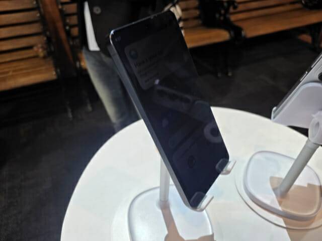 프라이버시 디스플레이가 적용된 갤럭시S26 울트라.(사진=전화평 기자)