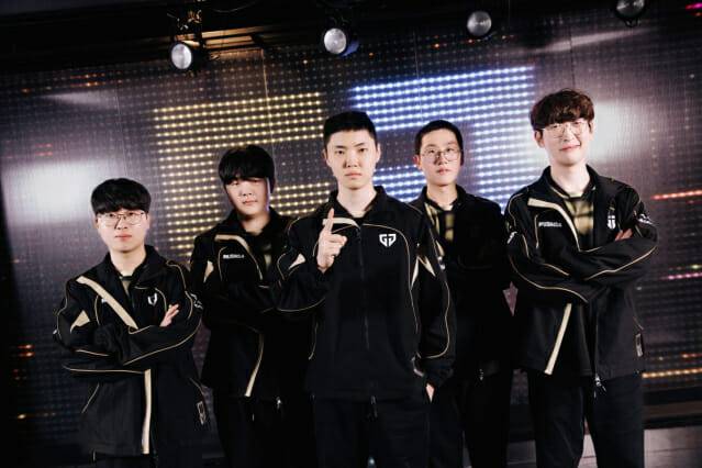 LCK컵 결승전 진출과 FST 진출 확정한 젠지 단체 사진. (제공=라이엇 게임즈)