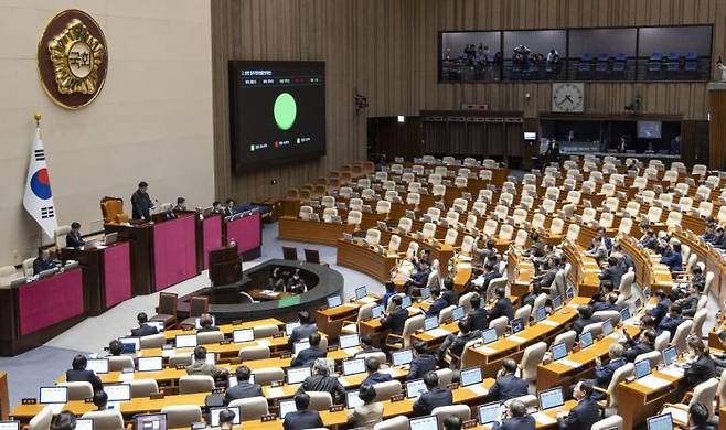 25일 국회에서 열린 2월 임시국회 8차 본회의에서 3차 상법 개정안이 통과되고 있다. 연합뉴스