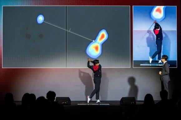 최승빈이 FJ의 'PRO/SL 위드 Z-TEC' 출시 행사에서 신제품 골프화를 신고 스윙을 하고 있다. FJ 제공