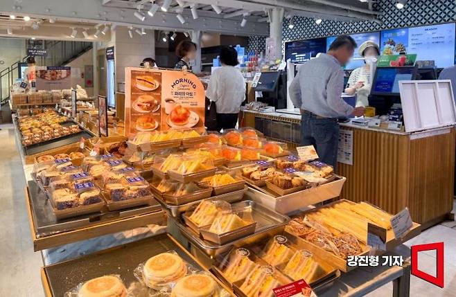 서울 한 파리바게뜨 매장에 빵이 진열돼 있다. 강진형 기자