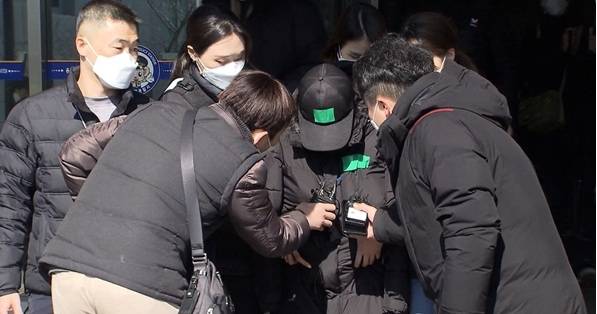 SBS ‘꼬리에 꼬리를 무는 그날 이야기’는 2021년 전국적 공분을 일으킨 ‘용인 조카 물고문 사건’을 재조명하며, 어린 시절 가정폭력 피해자였던 이모가 만 8세 조카를 지속적으로 폭행·물고문하고 학대 영상을 70여 개나 촬영·보관하다 결국 살해에 이르게 한 참혹한 과정을 다룬다. 방송에서는 사망 당일 영상이 공개돼 선예, 김장훈, 배인혁 등 출연진이 충격과 분노를 드러내며, 특히 가해 이모가 과거 ‘군산 아내 살인 사건’ 가해자의 딸로서 아버지의 엄벌을 촉구했던 인물이라는 점이 밝혀져 ‘악의 대물림’이라는 구조적 비극을 짚는다. ‘꼬꼬무’ 샛별이 사망 당일 (사진=꼬꼬무)