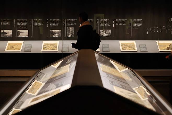 25일 서울 용산 국립중앙박물관에서 취재진이 새롭게 단장한 서화실을 둘러보고 있다. /연합뉴스