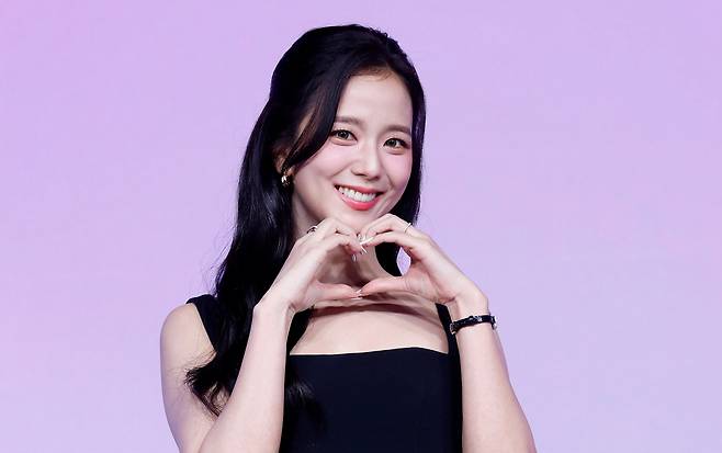 그룹 블랙핑크 지수가 26일 서울 종로구 JW 메리어트 동대문 스퀘어 서울에서 열린 넷플릭스 '월간남친' 제작발표회에서 포즈를 취하고 있다./뉴시스