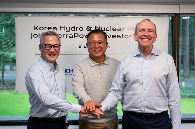 김무환(왼쪽부터) SK이노베이션 에너지설루션사업단장과 박인식 한수원 수출사업본부장, 크리스 르베크 테라파워 CEO가 SMR 동맹의 의지를 다지고 있다./SK이노베이션 제공