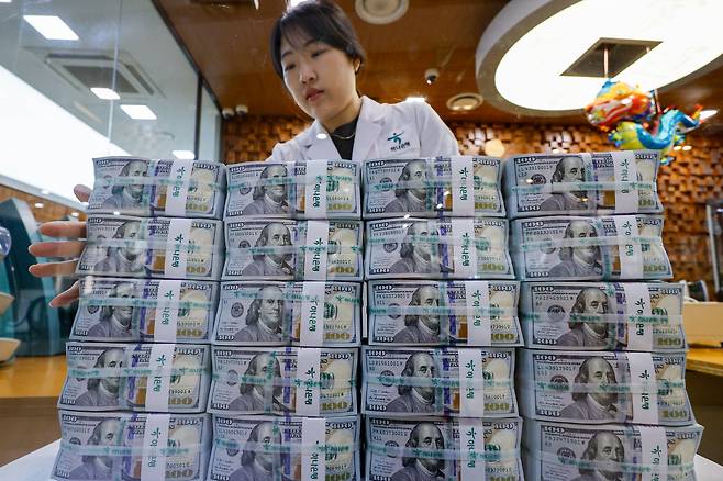 서울 중구 하나은행 명동점 위변조대응센터에서 직원이 달러화를 정리하고 있다./뉴스1