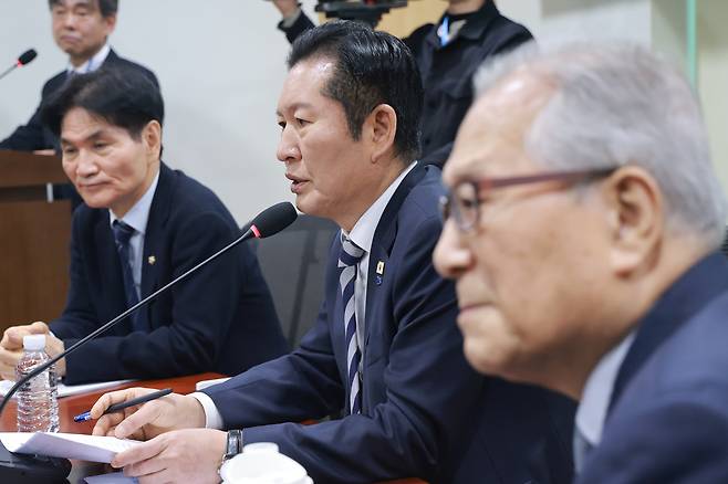 더불어민주당 정청래 대표가 26일 국회의원회관에서 열린 민주당 한반도평화신전략위원회 출범식에 참석해 발언하고 있다. 왼쪽부터 공동위원장을 맡은 이용선 의원, 정 대표, 고문을 맡은 정세현 전 통일부 장관. 연합뉴스