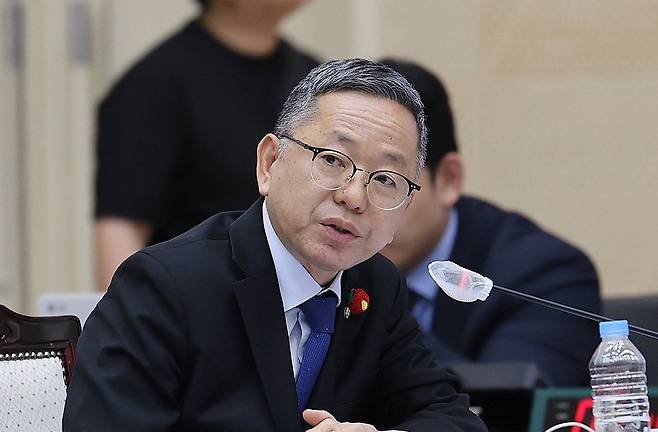 ** 로또리아 시선: '50억 로또 아파트' 화제! 부동산 대박, 로또만큼 운빨일까?
**