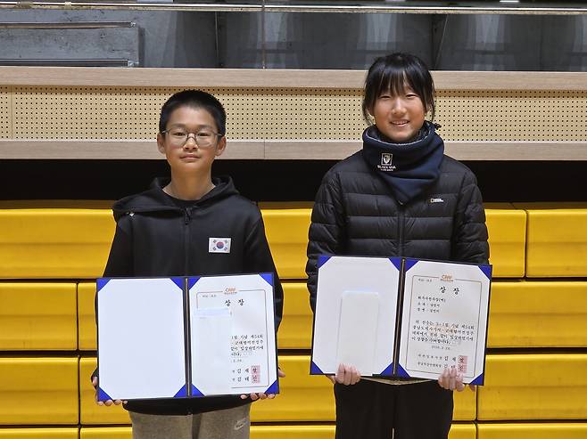 26일 당진 달맞이공원에서 열린 3·1절기념 제54회 충청남도지사기 시·군대항 역전경주대회에서 이상현(왼쪽)·김민지 선수가 각각 남·여부 최우수선수상을 수상했다. 윤신영 기자
