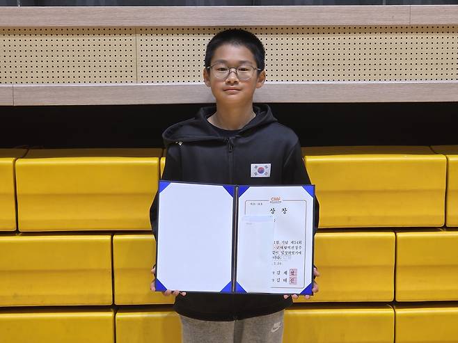 26일 당진 달맞이공원에서 열린 3·1절기념 제54회충청남도지사기 시·군대항 역전경주대회에서 홍성 홍주중 이상현 선수가 남자부 최우수선수상을 수상했다. 윤신영 기자