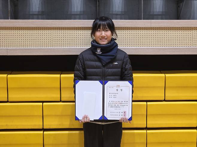 26일 당진 달맞이공원에서 열린 3·1절기념 제54회충청남도지사기 시·군대항 역전경주대회에서 당진 원당초 김민지 선수가 여자부 최우수선수상을 차지했다. 윤신영 기자