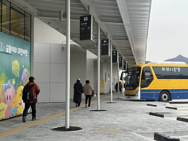 대전유성복합터미널에서 시민들이 버스에 탑승하기 위해 승강장으로 이동하고 있다.  최다인 기자