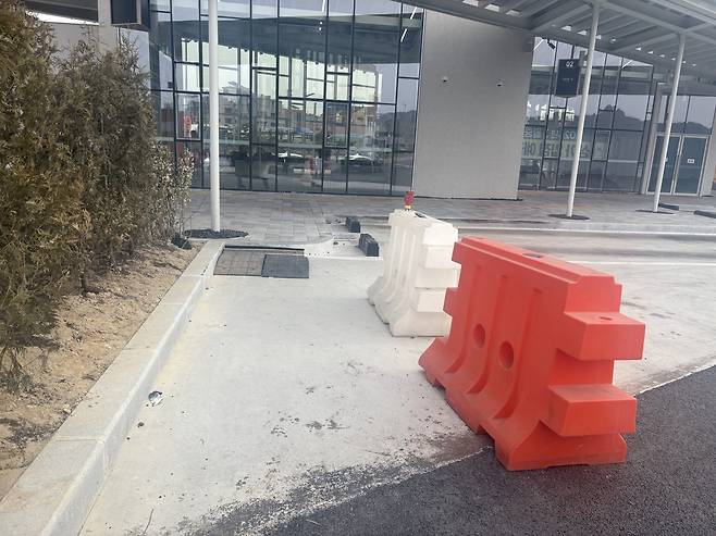 대전유성복합터미널 출입문으로 이어지는 도로 위에 임시 교통 장벽이 세워져 있다. 최다인 기자