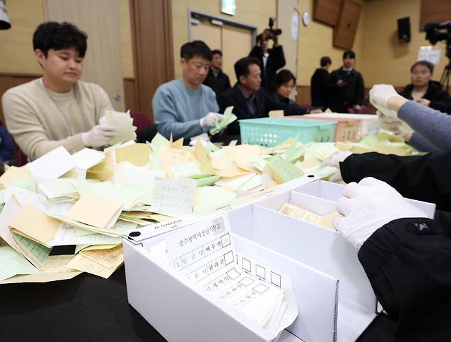 지방선거 앞두고 모의 개표 실습
6·3 지방선거를 98일 앞둔 25일 광주 서구 김대중컨벤션센터에서 광주시선거관리위원회 직원들이 모의 개표 실습을 하고 있다. 광주=뉴스1