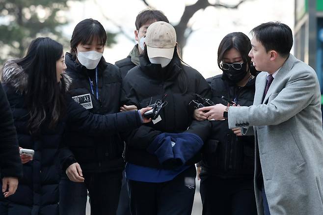 강북구 수유동 모텔에서 약물이 든 음료를 건네 타인을 숨지게 한 혐의를 받는 20대 여성이 12일 오전 서울 도봉구 북부지방법원에서 열린 영장실질심사(구속 전 피의자 심문)에 출석하고 있다. 경찰은 이 여성이 지난달 말 또 다른 남성에게도 동일한 수법으로 범행을 저지른 것으로 보고 숨진 이들의 부검을 진행 중이다. 2026.2.12 뉴스1