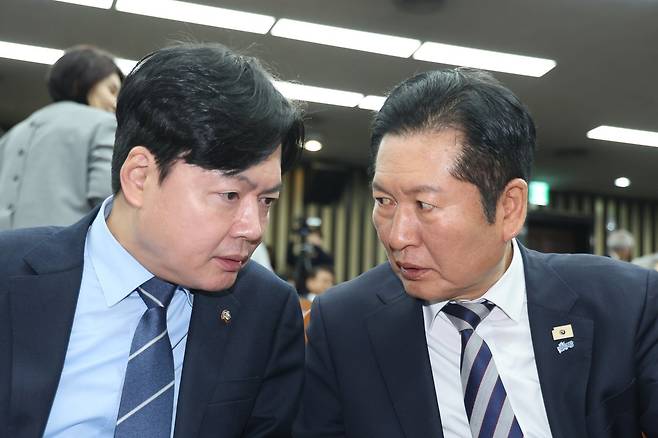 정청래 더불어민주당 대표와 김현정 원내대변인이 26일 서울 여의도 국회에서 열린 의원총회에서 대화하고 있다. 뉴스1