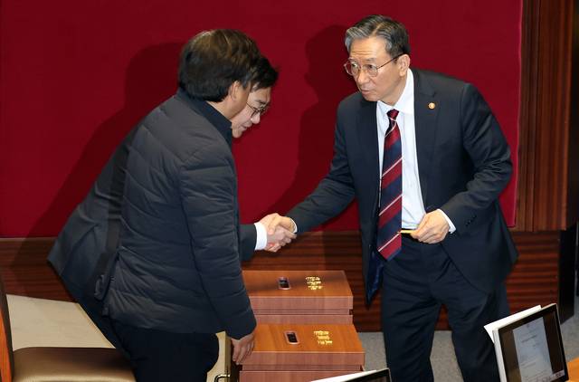 무제한 토론 종결 투표하는 정성호 법무부 장관      (서울=연합뉴스) 이동해 기자 = 정성호 법무부 장관이 26일 국회에서 열린 2월 임시국회 본회의에서 전날 상정된 형법 일부개정법률안(대안)에 대한 무제한토론 종결동의의 건 투표를 하고 있다. 2026.2.26      eastsea@yna.co.kr  (끝)      <저작권자(c) 연합뉴스, 무단 전재-재배포, AI 학습 및 활용 금지>