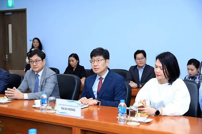 나기홍 삼성 베트남 전략협력실장(왼쪽 두 번째)이 25일 하노이 삼성 R&D센터에서 하노이 인민위원장을 맞아 삼성 R&D센터를 소개하고 협력 방안을 논의했다. 하노이시 정부 제공