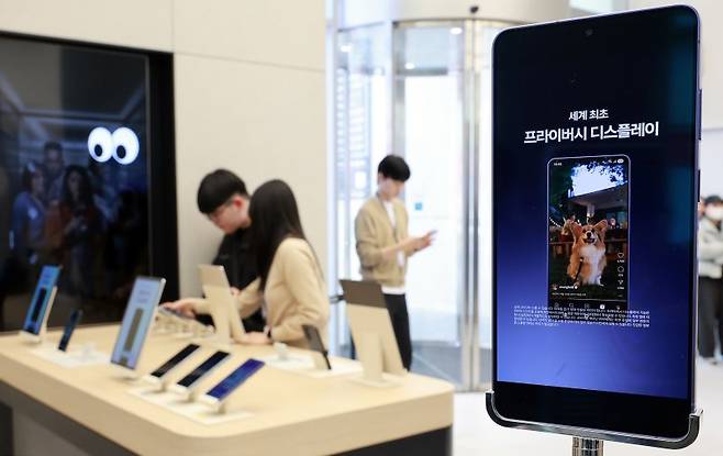 26일 서울 강남구 삼성 강남 매장을 찾은 방문객들이 갤럭시 S26 시리즈를 체험하고 있다. 뉴스1