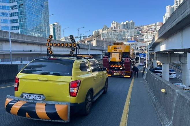 특수견인차량이 부산지역 해상교량에서 고장난 트레일러를 대상으로 무료 견인 서비스를 시행하고 있는 모습. 부산시설공단 제공