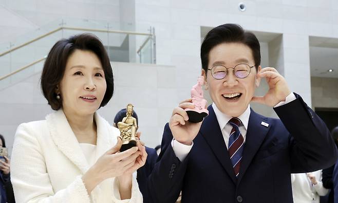 이재명 대통령과 김혜경 여사가 26일 서울 용산구 국립중앙박물관에서 열린 특별전 \'우리들의 이순신\'을 관람한 뒤 상품관에서 기념품과 함께 기념촬영을 하고 있다. 연합뉴스