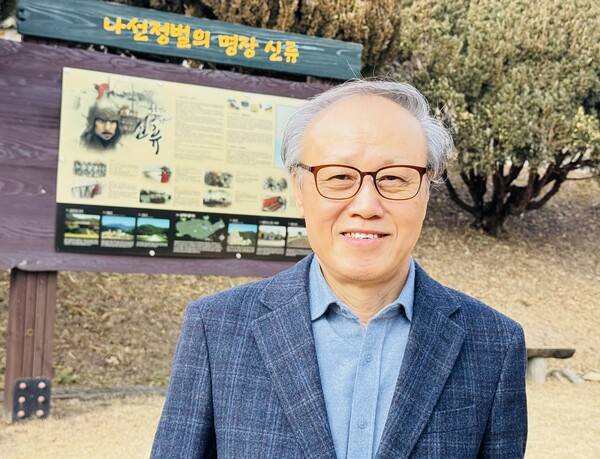 김영문 위원이 인터뷰에 앞서 사진을 찍고 있다. 강성만 선임기자