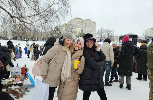 7일 키이우 드니프로강변 공터에 모여 이웃들을 만나고 음악을 듣는 시민들. 시민들이 전쟁의 고됨을 잊기 위해 비정기적으로 여는 주말 행사다. 천호성 기자