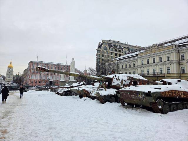 18일 우크라이나 수도 키이우 도심에 전시된 러시아군의 자주포와 전차들. 우크라이나군이 영토를 탈환한 뒤 일종의 전리품 차원에서 획득한 무기들이다. 키이우=정승임 특파원