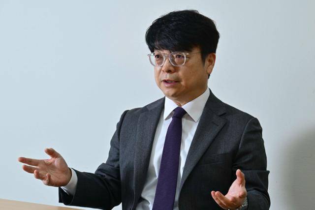 윤종빈 한국정치학회장(명지대 정외과 교수)이 서울 서대문구 학교 연구실에서 본보와 인터뷰하고 있다. 윤 회장은 "국내 거주 외국인의 참정권이 지방 소멸에 대비하고 사회 통합을 이루는 데 큰 역할을 한다"면서 "6월 지방선거를 앞두고 이들의 투표 참여를 문제 삼는 건 일부 민심을 자극해 표를 얻으려는 선거전략일 뿐"이라고 강조했다. 강예진 기자