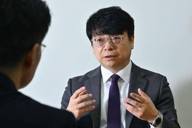 윤종빈 한국정치학회장이 외국인의 지방선거 투표 참여를 주제로 본보와 인터뷰하고 있다. 강예진 기자