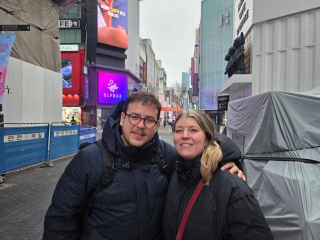 10일 스웨덴에서 온 후안 디에고(32·왼쪽)와 그의 아내가 서울 중구 명동 거리에서 미소를 짓고 있다. 김준형 기자