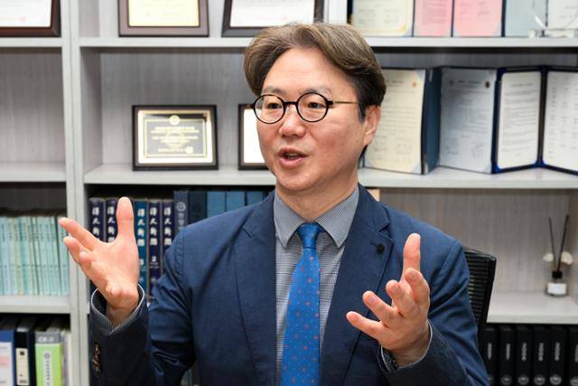 이훈 한양대 국제관광대학원 교수가 13일 서울 성동구 한양대학교에서 본보와 인터뷰하고 있다. 박지연 인턴기자