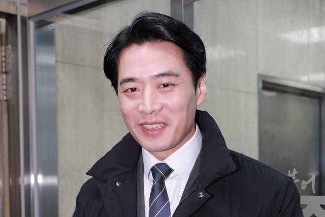 6·3 지방선거 경기도지사에 도전하는 더불어민주당 한준호 의원이 24일 서울 영등포구 여의도 더불어민주당 중앙당사에서 열린 광역단체장 후보 면접에 참석해 취재진 질문에 답하고 있다. 연합뉴스