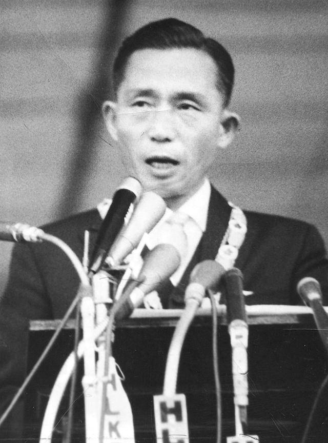 5대 대통령 선거에서 당선된 박정희. 그는 경제개발을 위해 대일 청구권 금액에 주목했고, 한일 국교 정상화를 강력하게 추진했다. 한국일보 자료사진