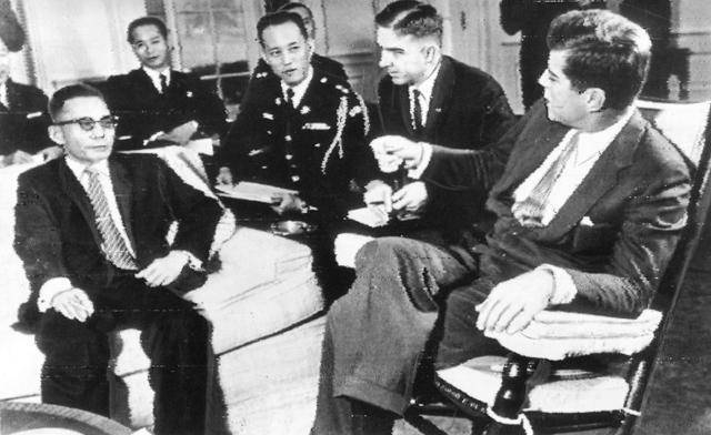 박정희 전 대통령이 국가재건최고회의 의장 시절인 1961년 미국을 방문해 존 F. 케네디 대통령과 회담하고 있다. 박정희는 미국 방문길에 일본에 들러 이케다 총리와 정상회담을 했다. 한국일보 자료사진