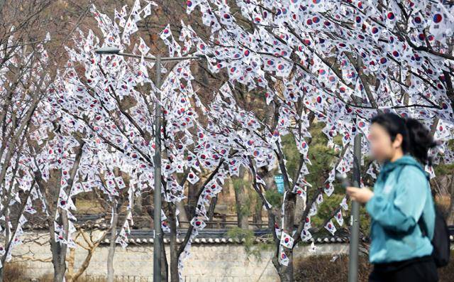 3ㆍ1절을 앞둔 26일 서울 용산구 효창공원 앞에 태극기 거리가 조성돼 있다. 연합뉴스