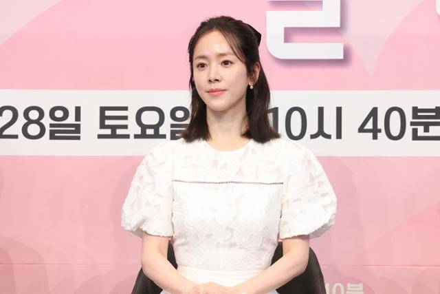 배우 한지민이 26일 서울 구로구 더링크호텔에서 열린 JTBC 드라마 '미혼남녀의 효율적 만남' 제작발표회에서 취재진의 질문을 듣고 있다. 연합뉴스