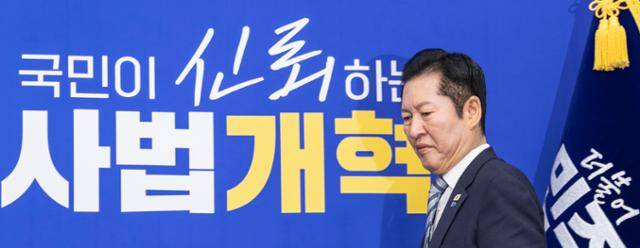 정청래 더불어민주당 대표가 25일 국회에서 열린 최고위원회의에 입장하고 있다. 연합뉴스