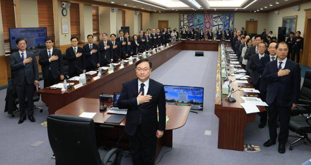 박영재 법원행정처장을 비롯한 법원장들이 25일 서울 서초구 대법원에서 열린 전국법원장회의에서 국기에 경례하고 있다. 연합뉴스