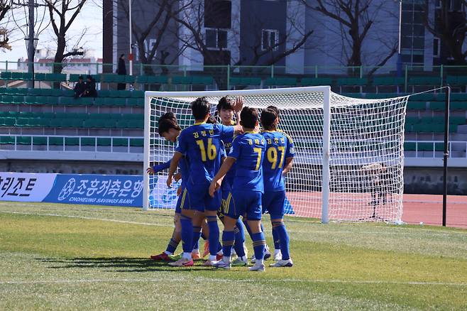 울산대 선수들이 전주대와 제62회 춘계대학축구연맹전 통영기 결승에서 득점 후 기뻐하는 모습. 사진=대학축구연맹