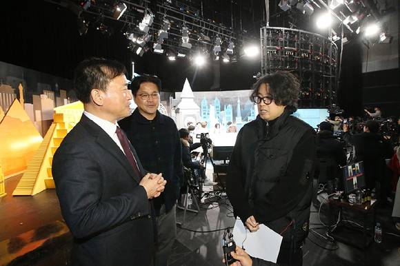 김종철 방송미디어통신위원회 위원장(왼쪽에서 첫번째)이 26일 JTBC 일산센터를 방문해 예능 제작현장을 둘러보고 현장 관계자들의 애로사항을 청취하고있다. [사진=방미통위]