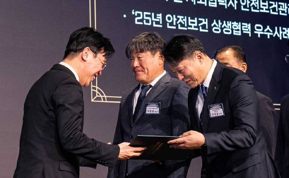 양재철 HD현대일렉트릭 전력사업본부장(오른쪽)과 HD현대일렉트릭 협력사 세마하이텍 박증달 대표(왼쪽)가 2025년 ‘대·중소기업 안전보건 상생협력사업 '우수기업 시상식'에서 수상하고 있다. [사진=HD현대일렉트릭]