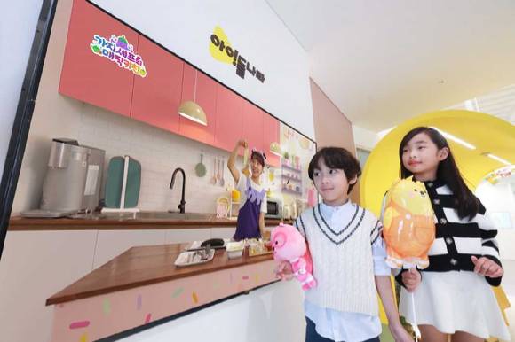 모델들이 아이들나라 오리지널 콘텐츠인 '가지셰프의 매직키친'을 소개하고 있는 모습. [사진=LGU+]